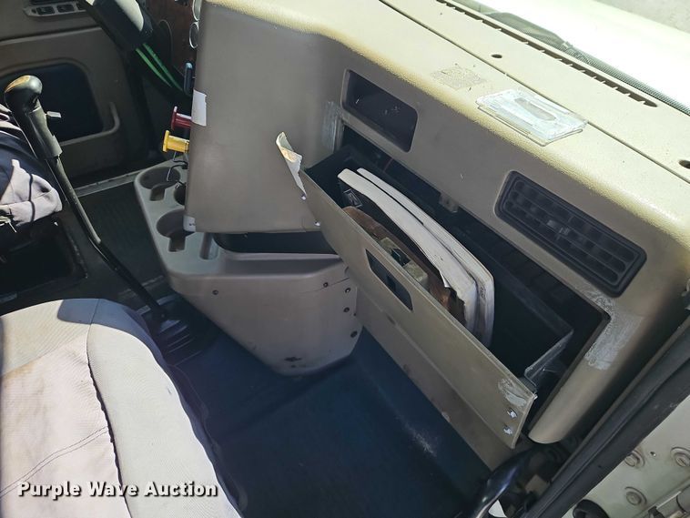 image for item EO7116 2006 International 9400i semi truck