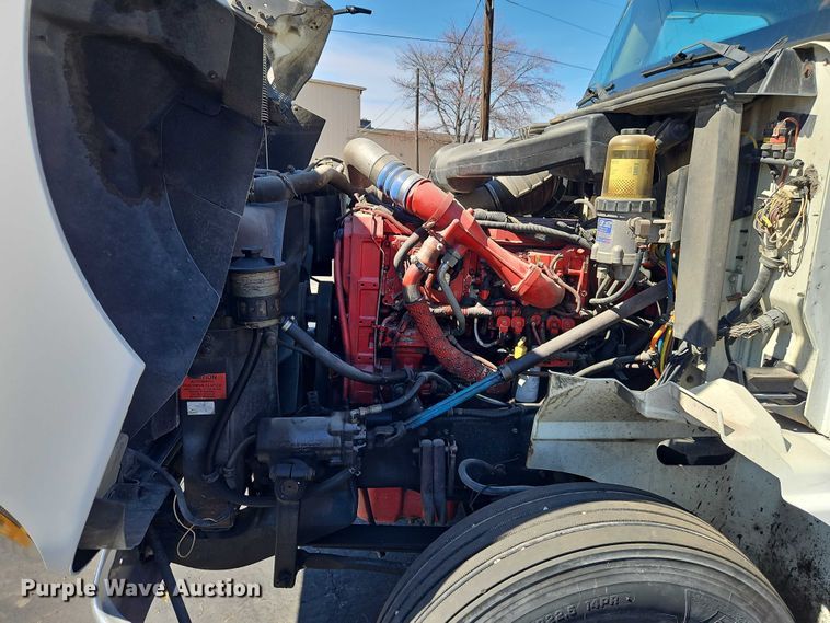 image for item EO7116 2006 International 9400i semi truck