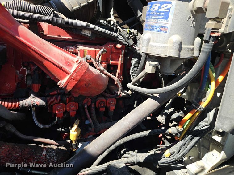 image for item EO7116 2006 International 9400i semi truck