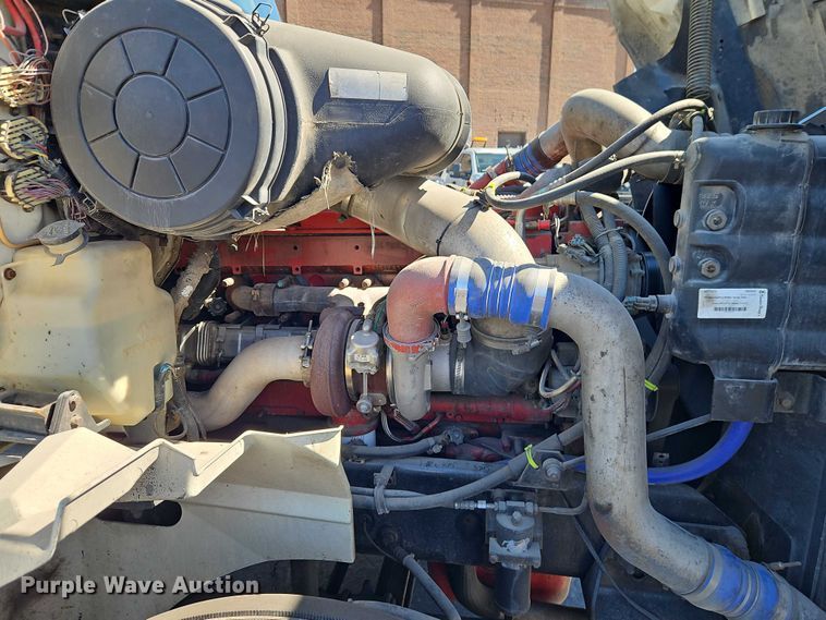 image for item EO7116 2006 International 9400i semi truck