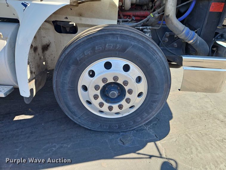 image for item EO7116 2006 International 9400i semi truck