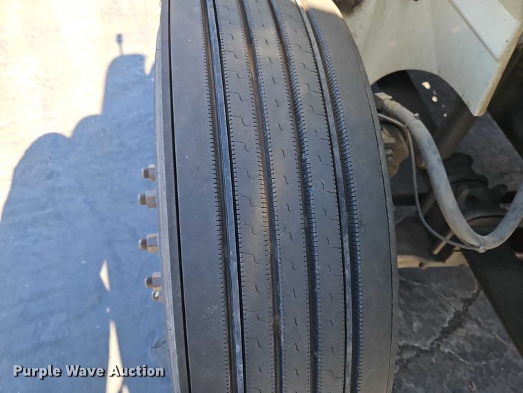 image for item EO7116 2006 International 9400i semi truck