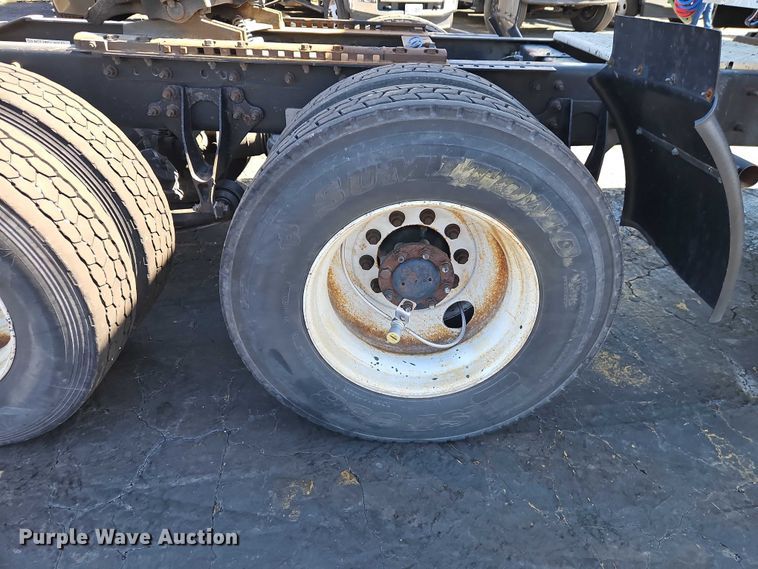 image for item EO7116 2006 International 9400i semi truck