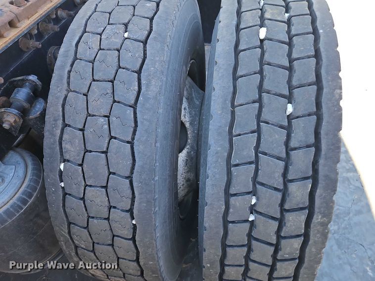 image for item EO7116 2006 International 9400i semi truck