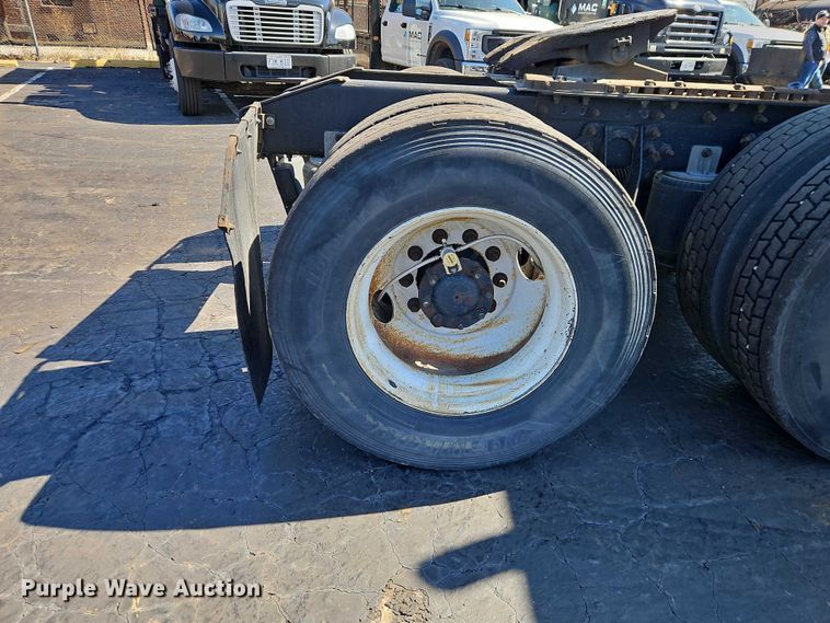 image for item EO7116 2006 International 9400i semi truck