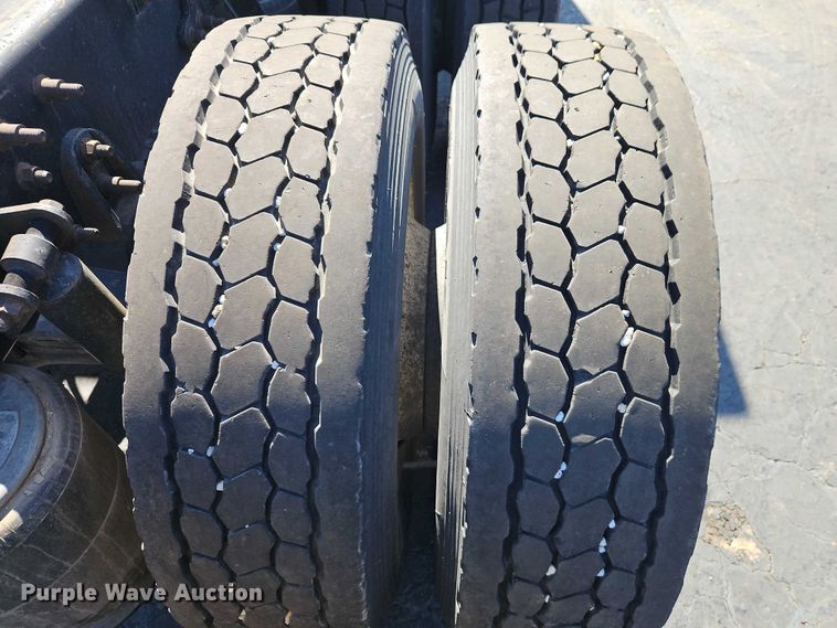 image for item EO7116 2006 International 9400i semi truck