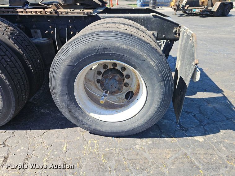 image for item EO7116 2006 International 9400i semi truck