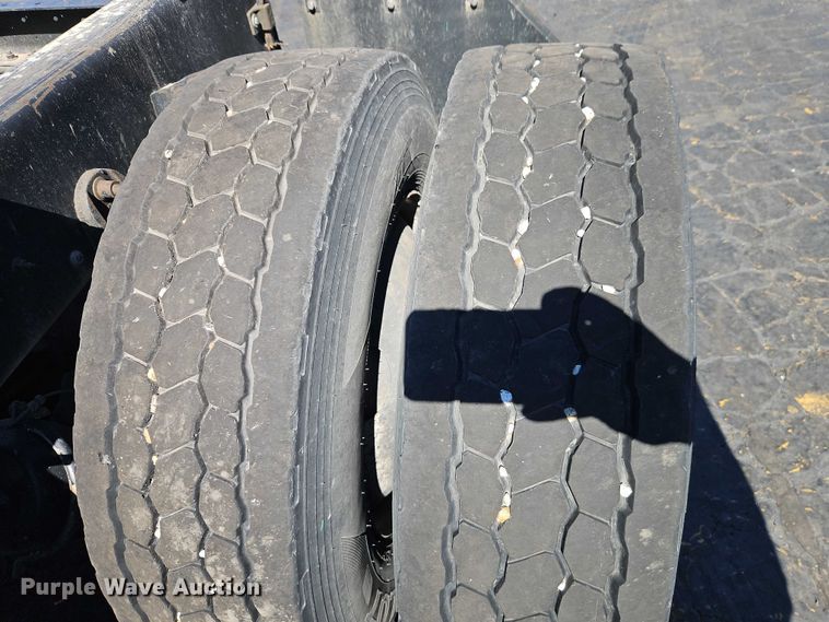 image for item EO7116 2006 International 9400i semi truck