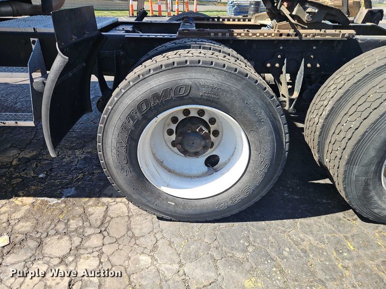 image for item EO7116 2006 International 9400i semi truck