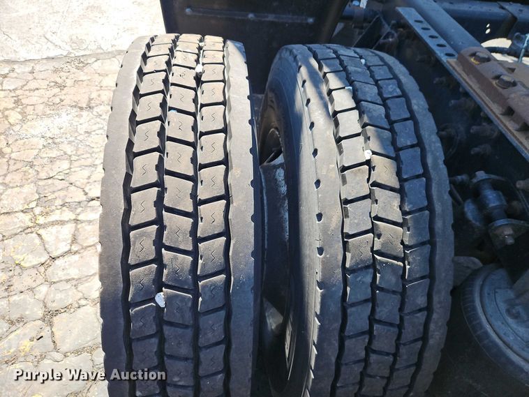 image for item EO7116 2006 International 9400i semi truck