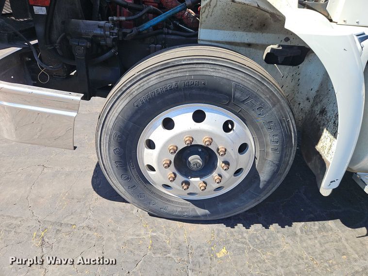 image for item EO7116 2006 International 9400i semi truck