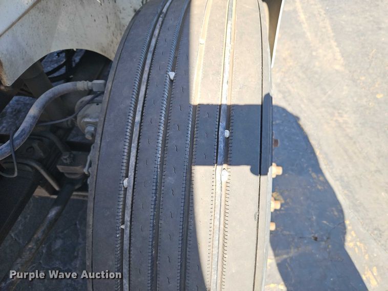 image for item EO7116 2006 International 9400i semi truck