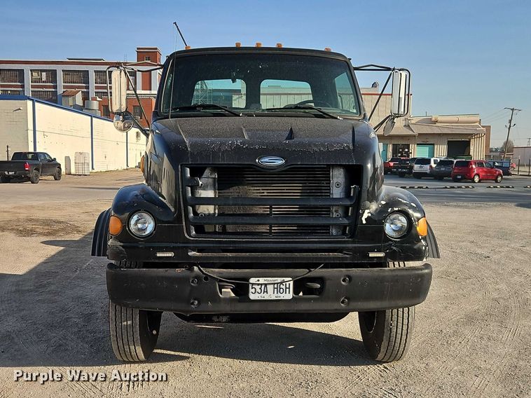image for item EO7122 2000 Sterling Truck L7500 Series truck cab and chassis