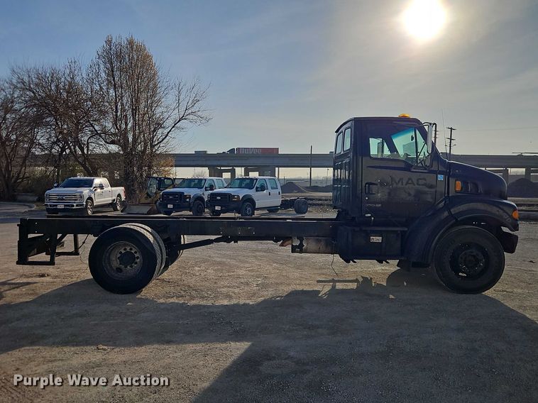 image for item EO7122 2000 Sterling Truck L7500 Series truck cab and chassis