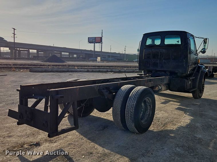 image for item EO7122 2000 Sterling Truck L7500 Series truck cab and chassis