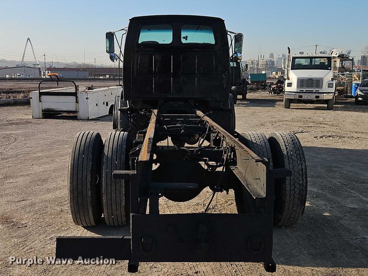 image for item EO7122 2000 Sterling Truck L7500 Series truck cab and chassis