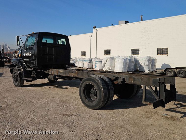 image for item EO7122 2000 Sterling Truck L7500 Series truck cab and chassis