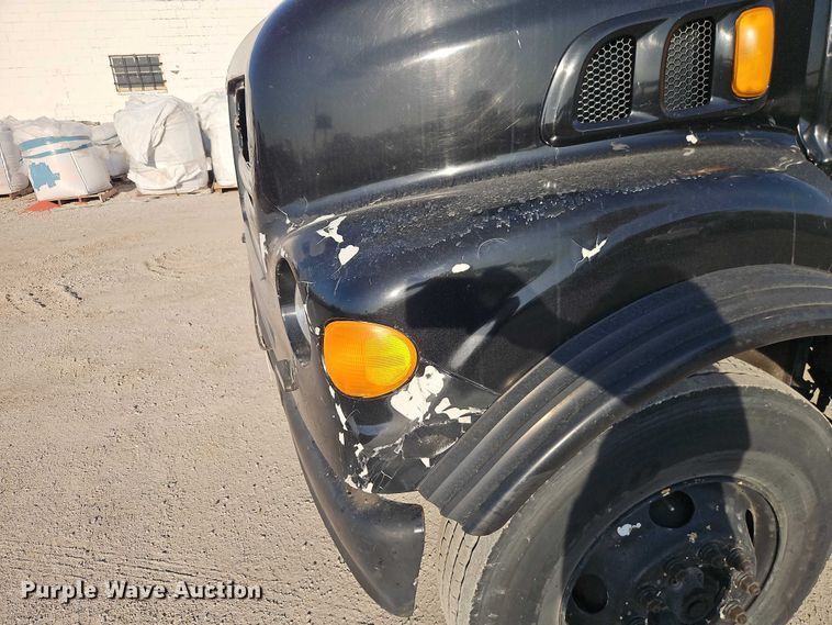 image for item EO7122 2000 Sterling Truck L7500 Series truck cab and chassis