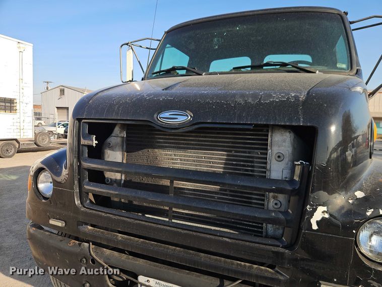 image for item EO7122 2000 Sterling Truck L7500 Series truck cab and chassis