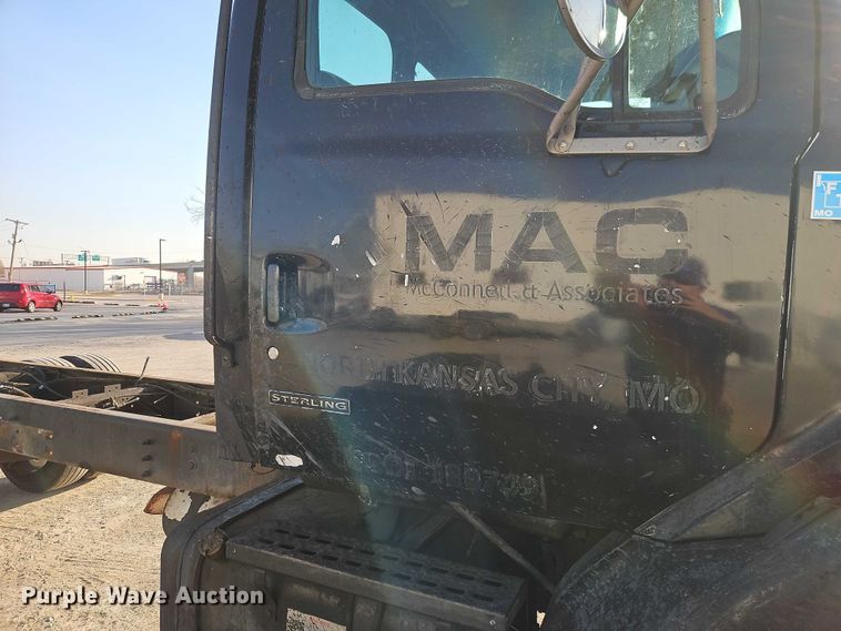 image for item EO7122 2000 Sterling Truck L7500 Series truck cab and chassis