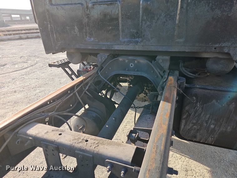 image for item EO7122 2000 Sterling Truck L7500 Series truck cab and chassis