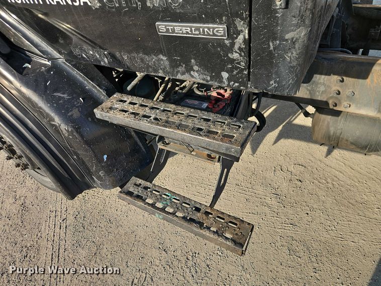 image for item EO7122 2000 Sterling Truck L7500 Series truck cab and chassis