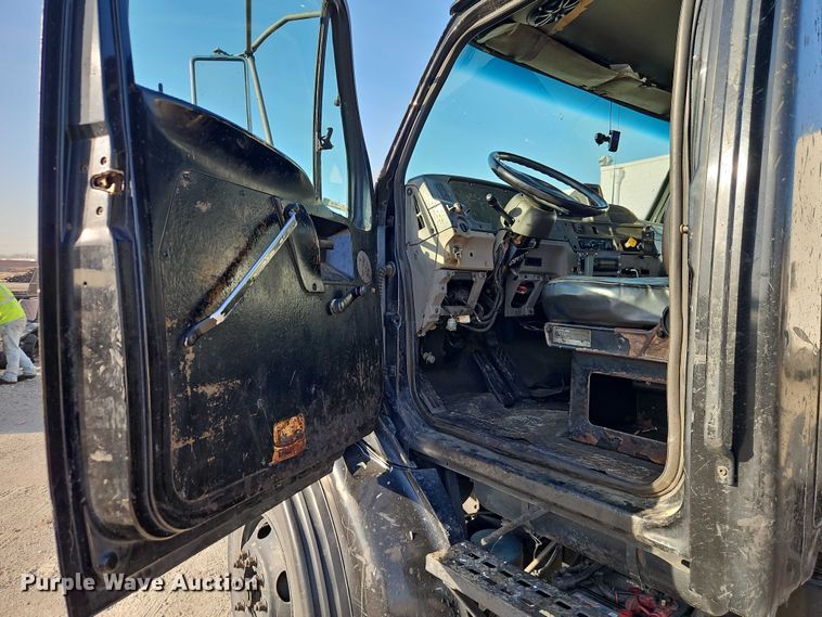 image for item EO7122 2000 Sterling Truck L7500 Series truck cab and chassis