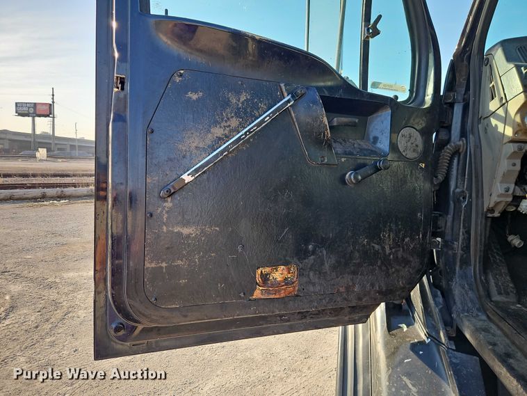 image for item EO7122 2000 Sterling Truck L7500 Series truck cab and chassis