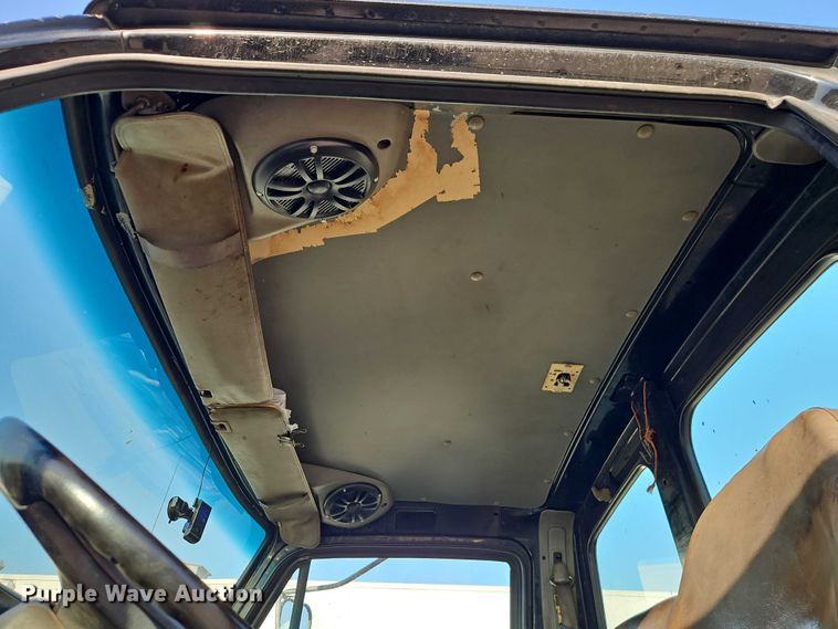 image for item EO7122 2000 Sterling Truck L7500 Series truck cab and chassis