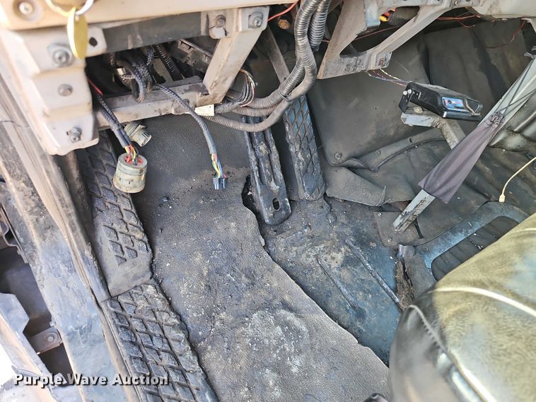 image for item EO7122 2000 Sterling Truck L7500 Series truck cab and chassis