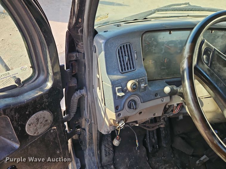 image for item EO7122 2000 Sterling Truck L7500 Series truck cab and chassis