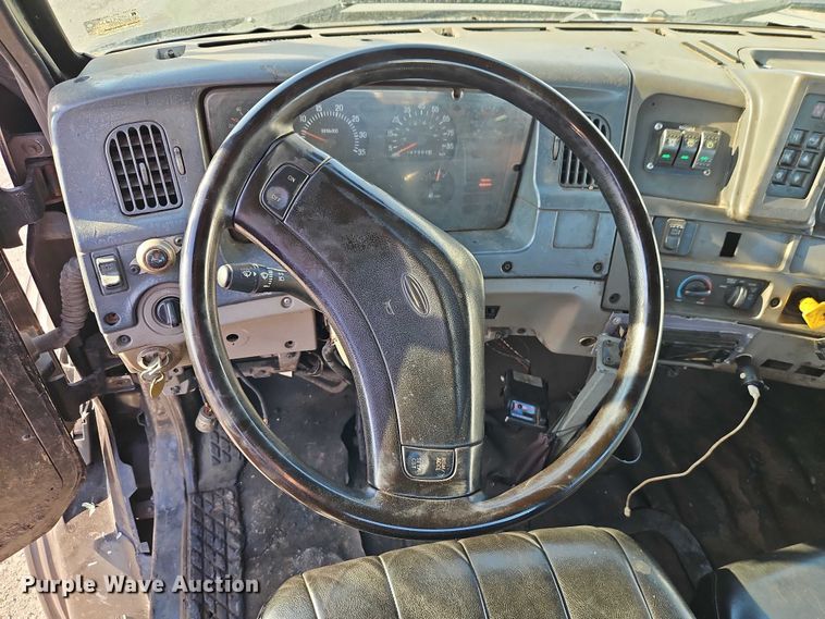 image for item EO7122 2000 Sterling Truck L7500 Series truck cab and chassis