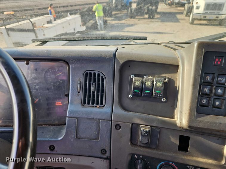 image for item EO7122 2000 Sterling Truck L7500 Series truck cab and chassis