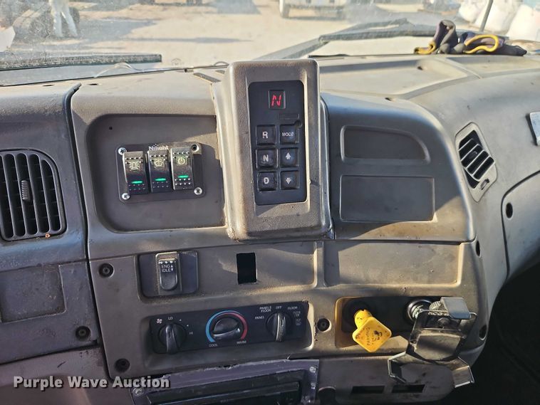 image for item EO7122 2000 Sterling Truck L7500 Series truck cab and chassis