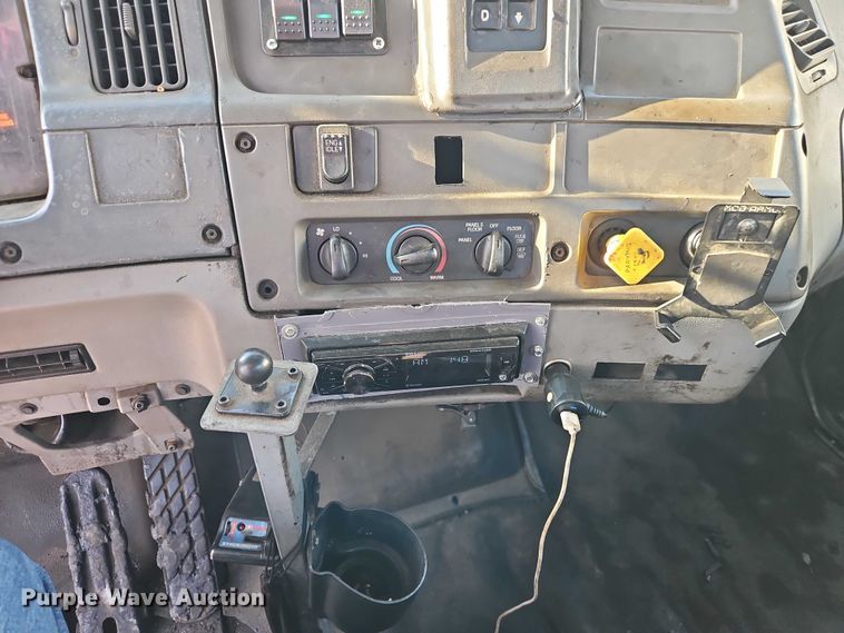 image for item EO7122 2000 Sterling Truck L7500 Series truck cab and chassis