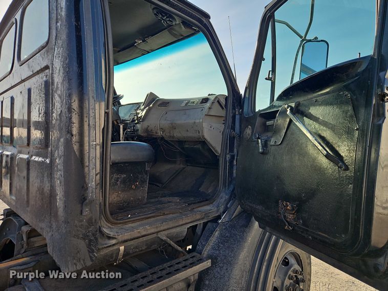 image for item EO7122 2000 Sterling Truck L7500 Series truck cab and chassis