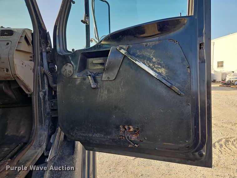 image for item EO7122 2000 Sterling Truck L7500 Series truck cab and chassis