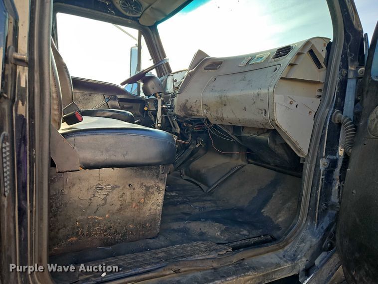 image for item EO7122 2000 Sterling Truck L7500 Series truck cab and chassis