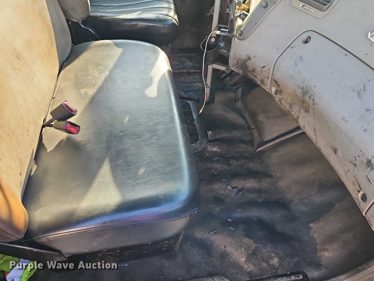 image for item EO7122 2000 Sterling Truck L7500 Series truck cab and chassis