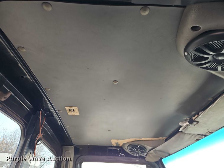 image for item EO7122 2000 Sterling Truck L7500 Series truck cab and chassis