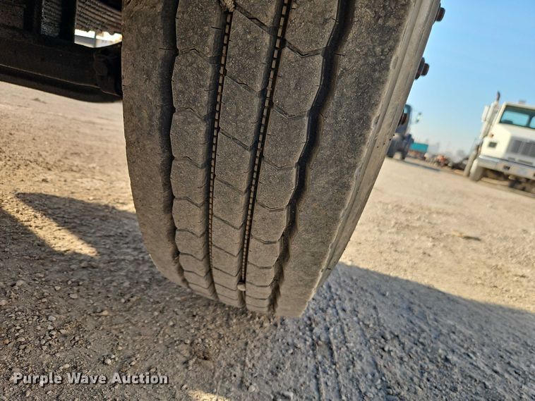 image for item EO7122 2000 Sterling Truck L7500 Series truck cab and chassis