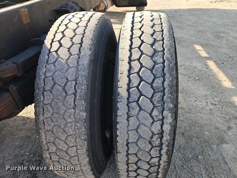 image for item EO7122 2000 Sterling Truck L7500 Series truck cab and chassis