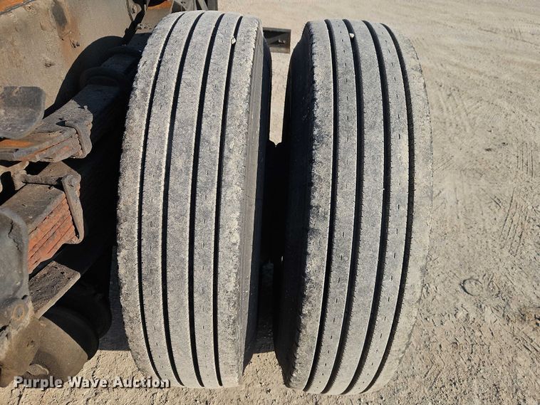 image for item EO7122 2000 Sterling Truck L7500 Series truck cab and chassis