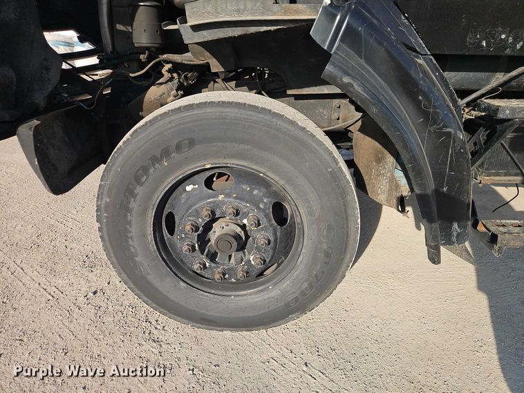 image for item EO7122 2000 Sterling Truck L7500 Series truck cab and chassis