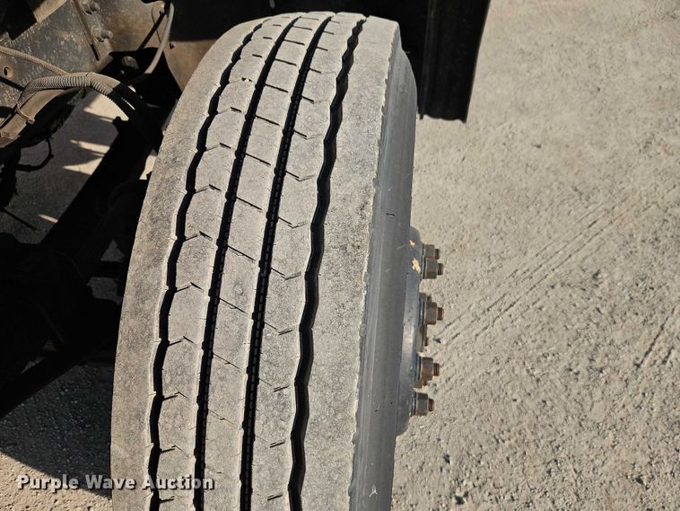 image for item EO7122 2000 Sterling Truck L7500 Series truck cab and chassis