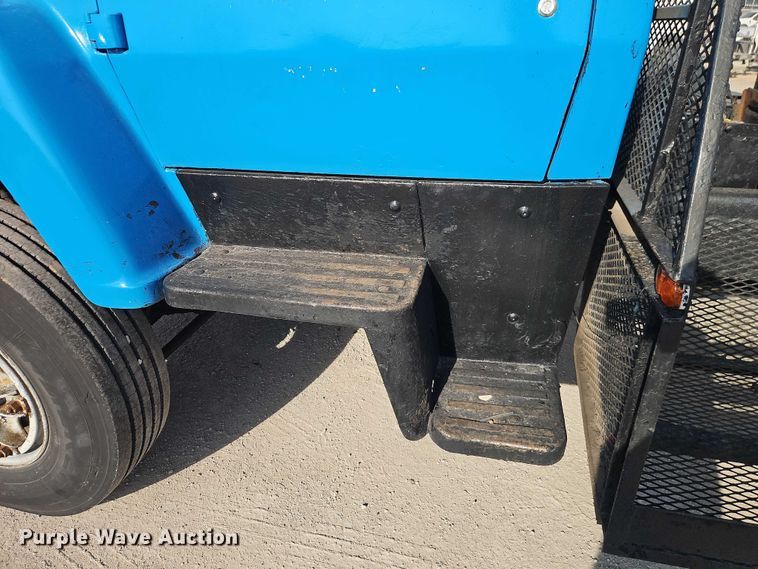 image for item EO7123 1988 Ford LN8000 truck cab and chassis