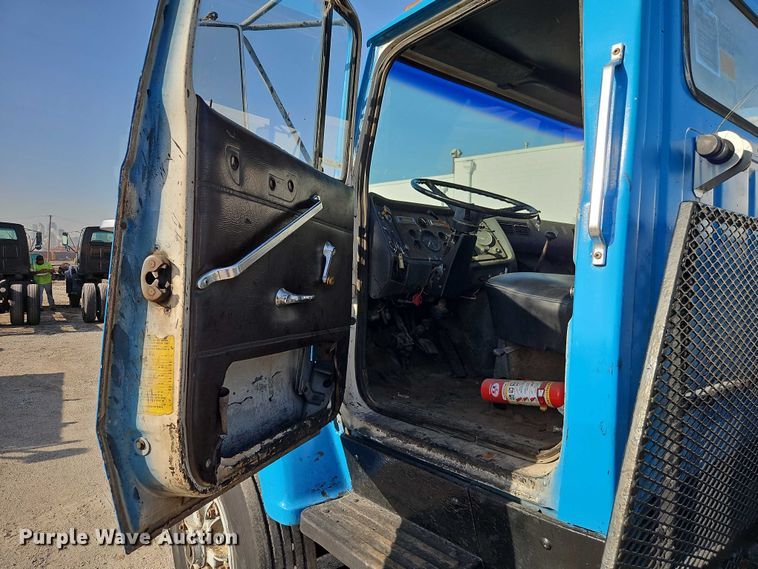 image for item EO7123 1988 Ford LN8000 truck cab and chassis