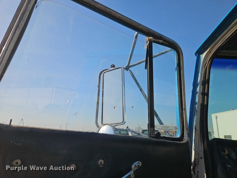 image for item EO7123 1988 Ford LN8000 truck cab and chassis