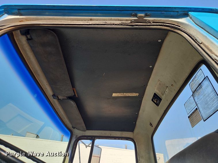 image for item EO7123 1988 Ford LN8000 truck cab and chassis