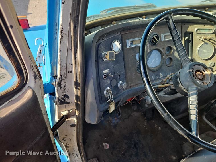 image for item EO7123 1988 Ford LN8000 truck cab and chassis